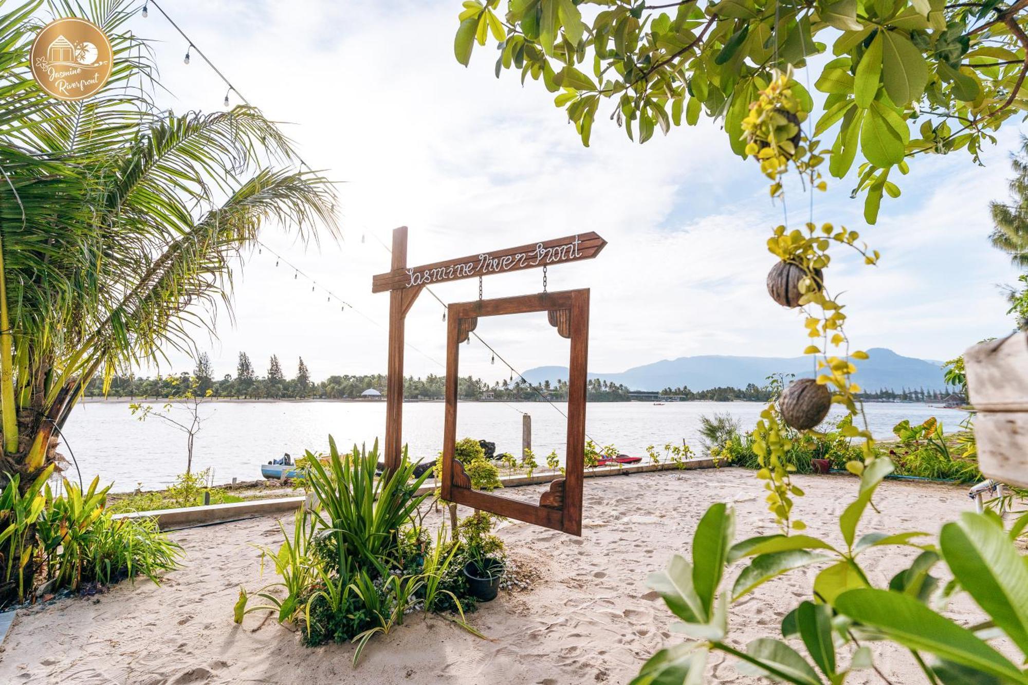 Jasmine River Front Hotel Kampot Exterior photo
